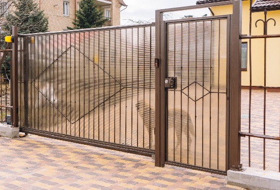 Купить ворота из профлиста с элементами ковки, с металлическими столбами в рамке или под дерево в Новоуральске от 155055 руб